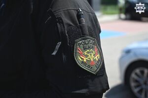 Zdjęcie przedstawia z bliska naszywkę policyjną