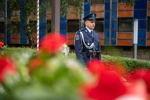 Na zdjęciu widoczny jest policjant w mundurze wyjściowym