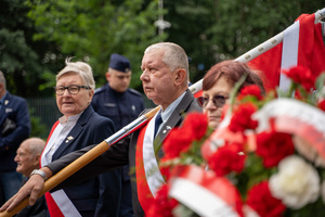 Na zdjęciu widoczni są zaproszeni goście wraz ze sztandarem