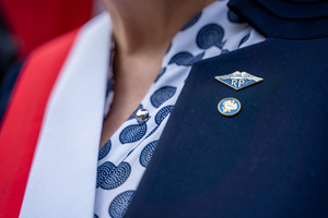 Zdjęcie przedstawia zbliżenie na wyróżnienia umieszczone na marynarce