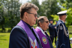 Na zdjęciu widoczny jest kapelan śląskiej Policji oraz funkcjonariusz Policji