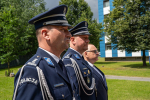 Na zdjęciu widoczny jest Zastępca Komendanta Wojewódzkiego Policji w Katowicach wraz z drugim funkcjonariuszem i gościem