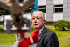 Na zdjęciu widoczny jest zaproszony gość w trakcie wyrzutu sztanadaru