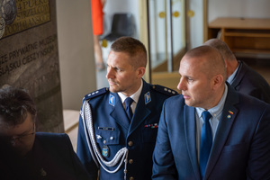Na zdjęciu widoczny jest policjant wraz z gośćmi