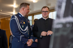 Na zdjęciu widoczny jest Zastępca Komendanta Wojewódzkiego Policji w Katowicach wraz z zaproszonym gościem