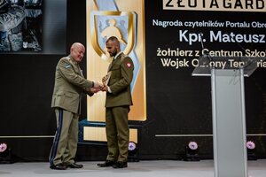 Na zdjęciu widocznych jest dwóch przedstawicieli służb