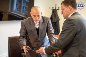 Na zdjęciu widoczny jest policjant wraz z przedstawicielem władz miejskich