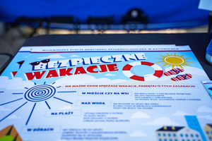 Na zdjęciu znajduje się plakat akcji - bezpieczne wakacje