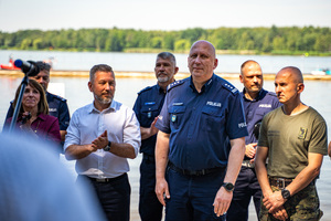 Na zdjęciu znajduje się Zastępca Komendanta Wojewódzkiego Policji w Katowicach w trakcie briefingu do akcji