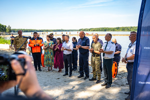 Na zdjęciu widoczni są zaproszeni goście oraz reprezentacji Komendy Wojewódzkiej Policji w Katowicach, na której czele stoi Zastępca Komendanta Wojewódzkiego Policji w Katowicach