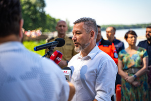 Na zdjęciu widoczny jest gość w trakcie wypowiedzi do mediów