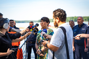 Na zdjęciu znajduje się gość, który wypowiada się do mediów