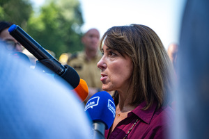Na zdjęciu widoczny jest gość imprezy w trakcie udzielania informacji do prasy