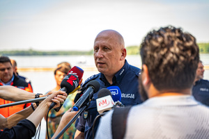 Na zdjęciu widoczny jest Zastępca Komendanta Wojewódzkiego Policji w Katowicach w trakcie przemówienia do mediów