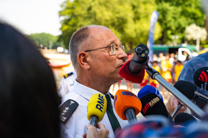 Na zdjęciu widoczny jest funkcjonariusz, który udziela informację do prasy.
