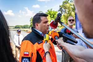 Na zdjęciu widoczny jest gość imprezy w trakcie udzielania informacji do mediów