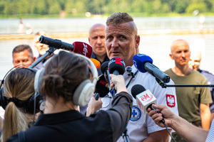 Na zdjęciu widoczny jest gość imprezy w trakcie udzielania informacji prasowej