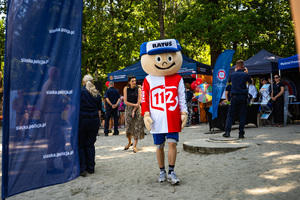 Na zdjęciu widnieje maskotka instytucji publicznej w trakcie trwania akcji
