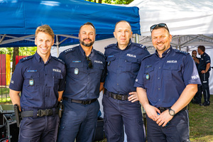 Na zdjęciu widoczni są czterej policjanci pozujący do zdjęcia