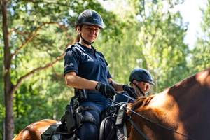 Na zdjęciu widoczna jest policjantka pełniąca służbę na koniu