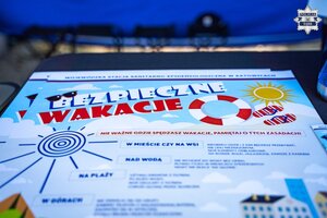 Na zdjęciu plakat dotyczący bezpiecznych wakacji.