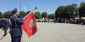 Policjant trzymający sztandar.