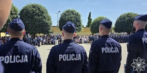 Na zdjęciu umundurowani policjanci na placu apelowym.
