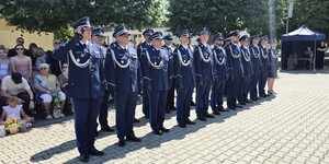 Na zdjęciu umundurowani policjanci.