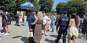 Na zdjęciu policjanci wraz z rodziną.