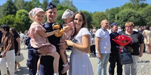 Na zdjęciu policjanci wraz z rodziną.