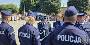 Na zdjęciu umundurowani policjanci.