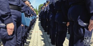 Na zdjęciu umundurowani policjanci.