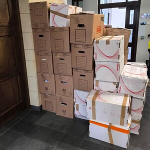 Na zdjęciu widnieją ułożone kartony z dokumentacją