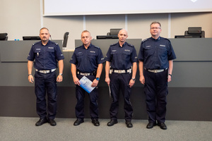 Na zdjęciu widocznych jest czterech umundurowanych policjantów pozujących do zdjęcia,