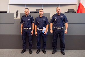 Zdjęcie przedstawia trzech policjantów w mundurach służbowych.