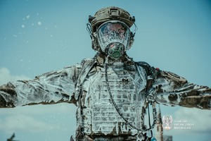 Na zdjęciu widnieje umundurowany policjant w przybliżeniu.