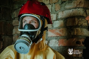 Na zdjęciu widoczna jest ze zbliżenia twarz mężczyzny, który ma ubraną na głowie maskę ochronną