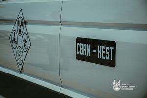 Na zdjęciu widoczny jest bok pojazdu osobowego, na którym widoczne są ostrzeżenia.