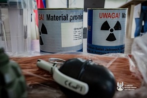 Zdjęcie przedstawia stół, na którym znajdują się przedmioty ćwiczeniowe.