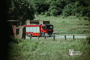 Na zdjęciu widoczny jest jadący wóz strażacki.