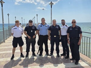 na zdjęciu widoczni są umundurowani policjanci z różnych krajów stojący na molo