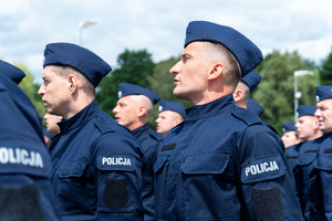 zdjęcie przedstawia stojących w kolumnie ślubujących policjantów