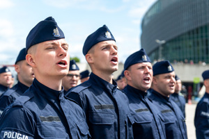 zdjęcie przedstawia stojących w kolumnie ślubujących policjantów