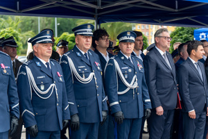 zdjęcie przedstawia stojących pod namiotem komendantów