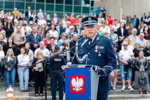 zdjęcie przedstawia przemawiającego komendanta wojewódzkiego