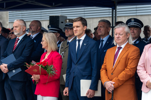 zdjęcie przedstawia stojących pod namiotem gości honorowych