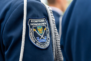 zdjęcie przedstawia zbliżenie na naszywkę kompanii honorowej komendy wojewódzkiej policji w katowicach