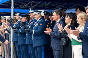 zdjęcie przedstawia gości honorowych pod namiotem