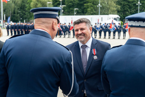 zdjęcie przedstawia ceremonię wręczania medalu