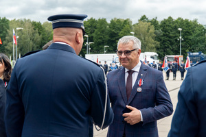 zdjęcie przedstawia ceremonię wręczania medalu